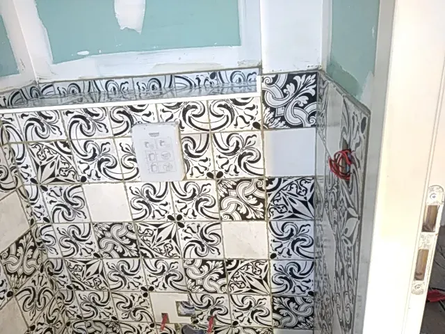 Revêtement mural en marbre dans une salle de bains de luxe (1)webp